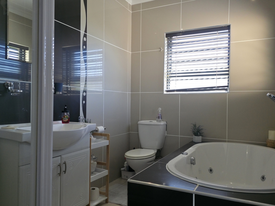 5 Bedroom Property for Sale in Wavecrest Eastern Cape